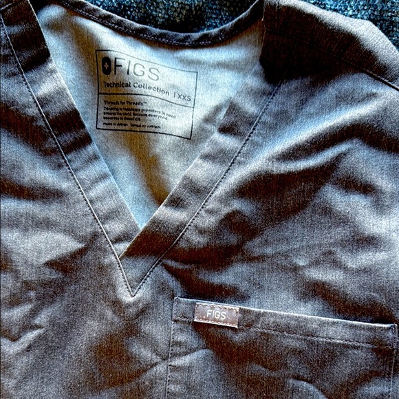 FIGS charcoal heather scrub top - Picture 1 of 1